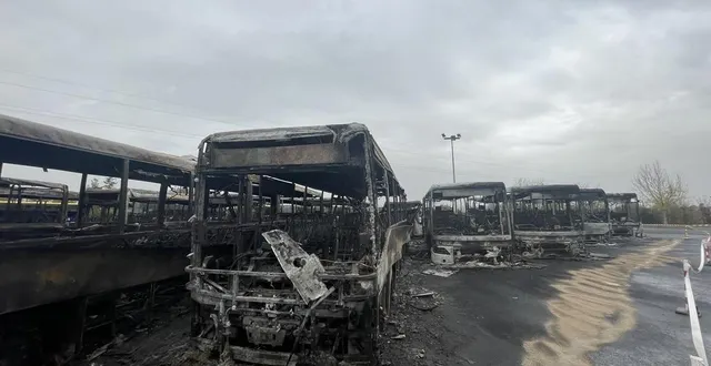 photo  les pompiers sont intervenus cette nuit à segré après un feu dans un dépôt de cars.  &copy;  ouest-france 
