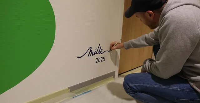 photo  l’artiste peintre designer, julien mille, signe son œuvre.  &copy;  le maine libre 