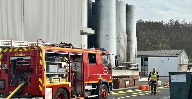 photo  les pompiers sont toujours sur place, ce vendredi 14 novembre, après l’incendie dans l’entreprise unil opal de saumur.  &copy;  ouest-france 