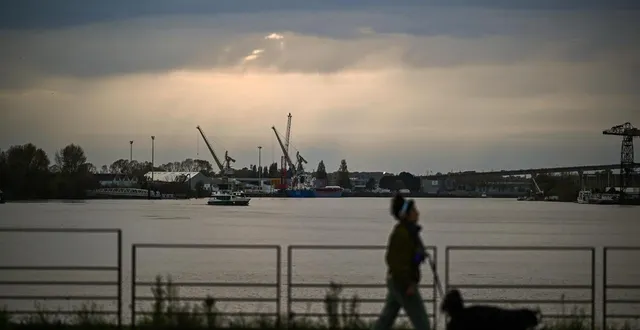 photo  le soleil se couche sur la loire, à nantes, début novembre. les températures sont particulièrement douces ces derniers jours, mais le froid arrive la semaine prochaine.  &copy;  photo d’illustration ouest-france / franck dubray 