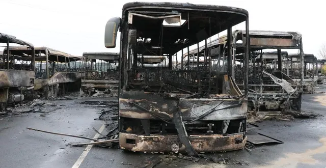 photo  douze cars ont été totalement détruits par les flammes en début de nuit, jeudi 13 novembre, dans la zone de l’ebeaupinière à segré-en-anjou bleu.  &copy;  ouest-france 