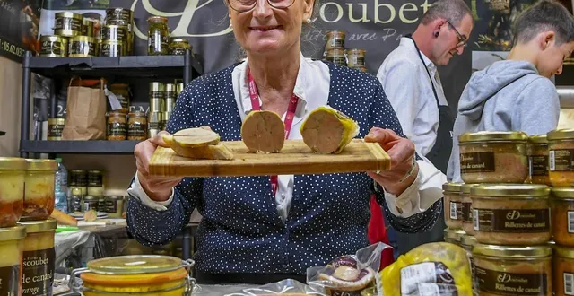 photo  françoise est présente sur le salon depuis 19 ans. elle raconte son foie gras avec un accent chantant.  &copy;  archives le maine libre – yvon loué 