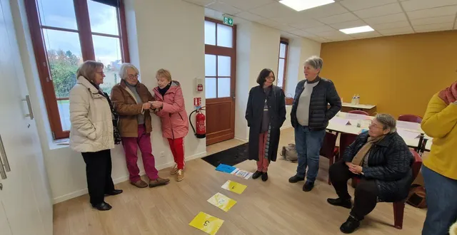 photo  saint-georges-du-bois, le 6 novembre 2025. de manière ludique, le groupe va décrypter différents sigles utiles : le clic, la mda, l’apa, la classification gir…  &copy;  habit’âge 