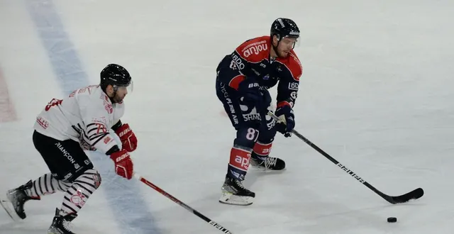 photo  le letton gints meija sous le chandail des ducs d’angers.  &copy;  co - jérôme hurstel 