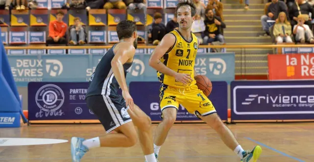 photo  titouan lhériau et les niortais n’ont plus joué à domicile depuis la réception de rezé à l’acclameur, samedi 18 octobre 2025.  &copy;  co - stéphane seguinard 