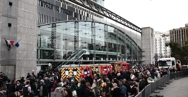 photo  un périmètre de sécurité a été mis en place et des voyageurs ont été évacués de la gare montparnasse.  &copy;  thibaud moritz/afp 