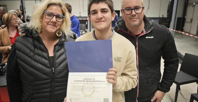 photo  nathaël fleury est allonnais. ici avec ses parents lors de la remise du diplôme le 12 novembre.  &copy;  ouest-france 