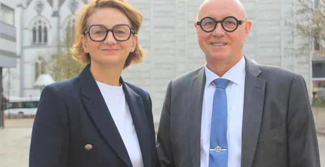 photo  cholet, place rougé, vendredi 14 novembre 2025. si isabelle leroy est tête de liste, c’est bien un duo – complété par jean-paul brégeon – qui est mis en avant par « cholet, un nouveau jour ».  &copy;  co – alexandre blaise 