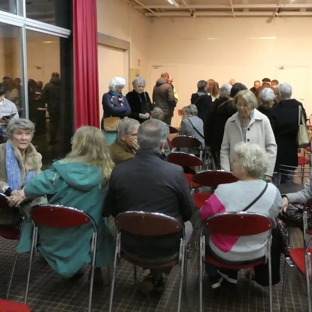 photo à l’issue d’une réunion, parfois tendue, les adhérents présents discutent entre eux et avec les cinq coresponsables du conseil collégial.  ©  ouest-france