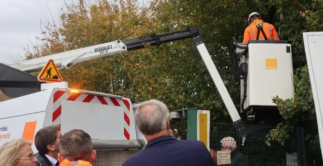 photo  des techniciens d’orange raccordent la fibre à l’entrée de la fromagerie gillot, à saint-hilaire-de-briouze.  &copy;  ouest-france 