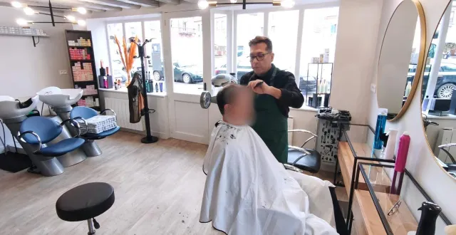 photo  le salon de coiffure mixte est ouvert.  &copy;  ouest-france 
