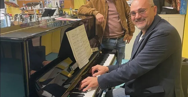 photo  30 ans après ses débuts, hervé letord est toujours au piano. ici, sous l’œil attendri d’aurélien gallacier, l’actuel directeur.  &copy;  ouest-france 
