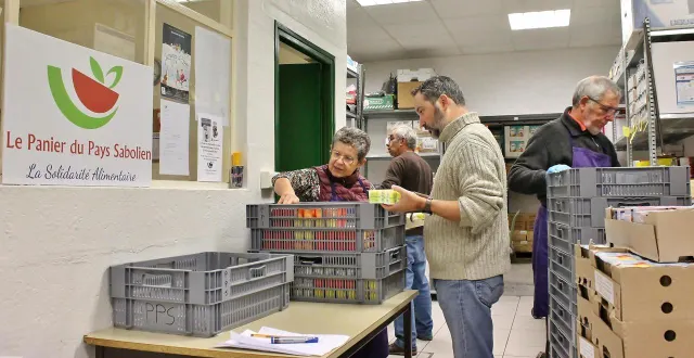photo  entre 30 et 35 bénévoles procèdent aux distributions : un chiffre que le panier du pays sabolien cherche à augmenter afin de faciliter les rotations sur les différents ateliers chaque semaine.  &copy;  archives ouest-france 