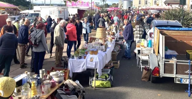 photo  des jours de scarron en passant par les puces de fresnay ou les nombreuses friperies et recycleries : plusieurs options pour offrir de la seconde main à noël.  &copy;  archives le maine libre 