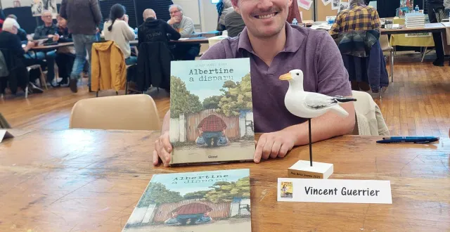 photo  vincent guerrier avec sa bd, « albertine a disparu ».  &copy;  ouest-france 