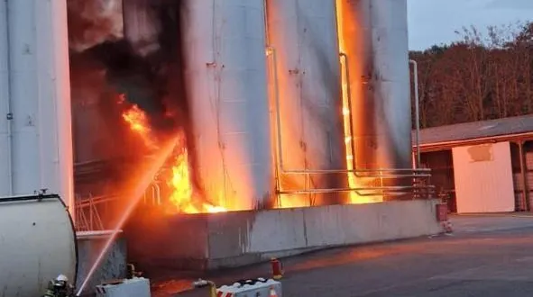 photo  au plus fort de l’incendie, 70 pompiers de tout le maine-et-loire étaient présents à saumur.  &copy;  sdis49 