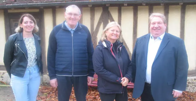 photo  de gauche à droite, laëtitia roulois (membre du conseil d’administration), patrick monnier (président), joëlle robillard (directrice) et jean-yves moulin (directeur d’agence du crédit agricole).  &copy;  ouest-france 