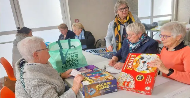 photo  lors du dépôt de jouets, à droite les bénévoles qui enregistrent les articles. debout nicole bersout responsable de la bourse aux jouets.  &copy;  ouest-france 