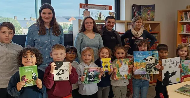 photo  les enfants présentent les livres choisis et lus par les ados de l’établissement régional d’enseignement adapté à la bibliothèque.  &copy;  ouest-france 