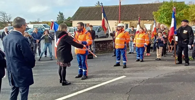 photo  la maire, karine mullet, a remis le drapeau à benoît berry, responsable de l’antenne de l’antonnière de la protection civile.  &copy;  ouest-france 