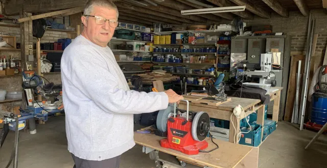 photo  dans son atelier, claude cogné s’affaire, sur son touret à meuler, à affûter les ciseaux de la coiffeuse.  &copy;  ouest-france 
