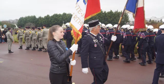 photo  pour les cérémonies du 11 novembre, se sont déplacés un détachement de la 4e compagnie de 2e rima, des aviateurs de la base 133 de nancy, l’ensemble de pompiers du centre de secours local, suivi des drapeaux dont deux portés par des collégiennes, devant environ 300 personnes, d’élus et d’écoles.  &copy;  ouest-france 