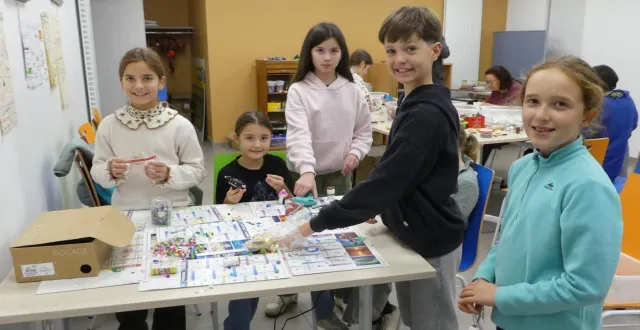 photo  les élus du conseil municipal des enfants fabriquent des décorations de noël pour les vendre le samedi matin 6 décembre au profit du téléthon.  &copy;  ouest-france. 