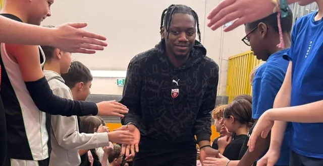 photo  shannon bogues, venu des états-unis, s’est gentiment prêté au jeu et aux dédicaces avec les jeunes basketteurs fresnois.  &copy;  ouest-france 