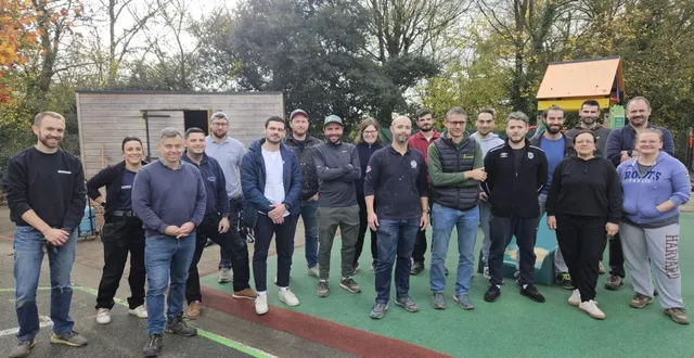 photo  samedi 8 novembre a eu lieu la matinée coup d’main à l’école saint-venant de la meignanne. elle a été un succès avec 20 personnes présentes. de nombreuses missions ont ainsi pu être effectuées : délimitation de zones dans la cour (une zone de rencontre entre la cour 1 et la cour 2 a été faite pour permettre les échanges entre enfants) ; peinture des portes des sanitaires dans le bâtiment 2 ; changement des néons par des dalles led dans le bâtiment 3 ; désherbage de la cour ; installation d’un nouveau panneau d’affichage au portail vert où de nombreuses informations s’y trouvent ; remplacement des balles de tennis au pied des chaises afin de minimiser le bruit dans les classes ; ainsi que diverses réparations.  &copy;  co 