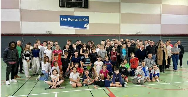 photo  un groupe joyeux lors du lancement de la saison.  &copy;  co 