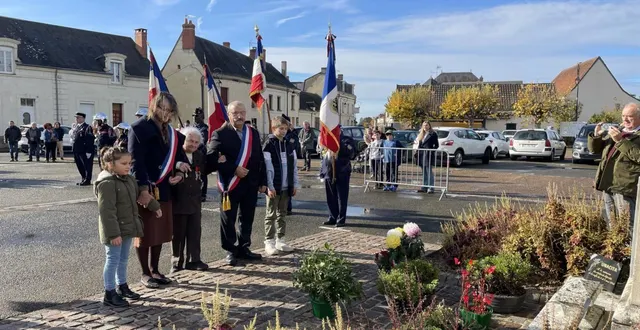 photo  après le dépôt de fleurs devant le monument, plusieurs générations se recueillent pour rendre hommage aux morts de la grande guerre.  &copy;  le maine libre 