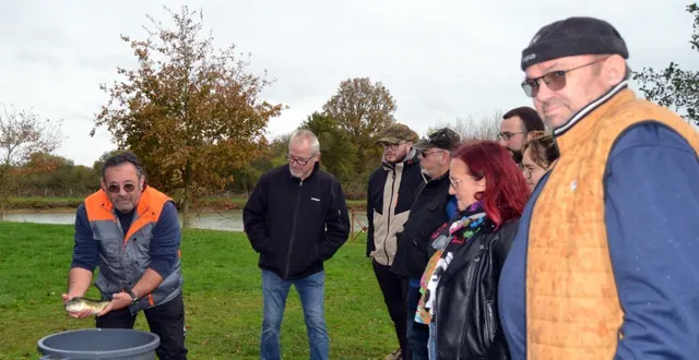 photo  le gardon noyennais a déversé 150 kg de gardons et 20 kg de black-bass.  &copy;  le maine libre 