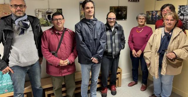 photo  cédric pasquet et trois résidents, à gauche, sont allés à la rencontre des bénévoles de la bibliothèque.  &copy;  co 