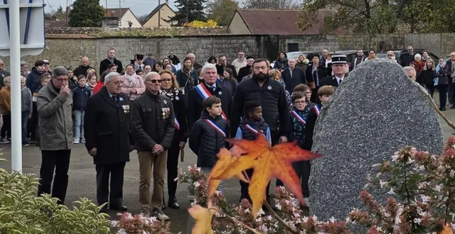 photo  moment de recueillement lors du dépôt de gerbe.  &copy;  le maine libre 
