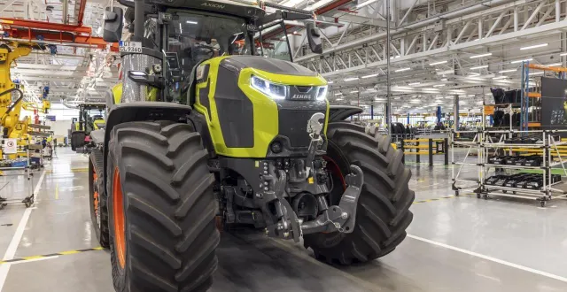 photo  le tracteur de l’année est fabriqué à l’usine claas du mans.  &copy;  claas jean-michel regoin 