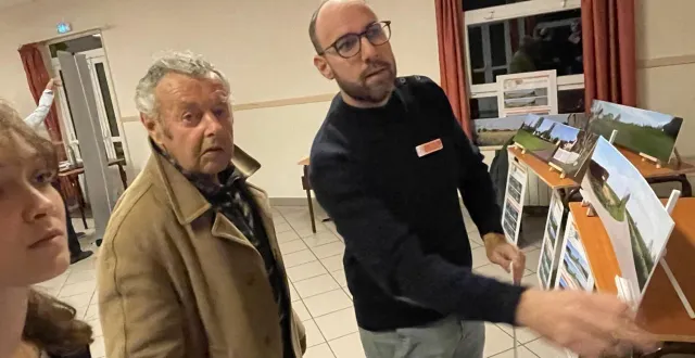 photo  une réunion publique d’information était proposée vendredi pour expliquer le projet d’extension du parc éolien de moulins-sur-orne, près d’argentan (orne).  &copy;  ouest-france 