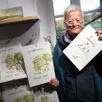 photo  katrin ehlers présente des calendriers illustrés de sa main, désormais disponibles à la boutique des métiers d’art de malicorne-sur-sarthe. 