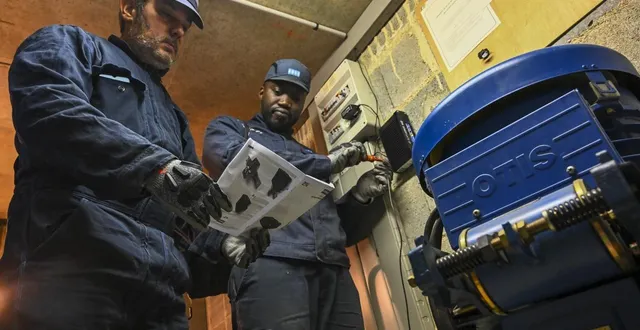photo  le changement des boîtiers gsm se fait petit à petit dans les ascenseurs.  &copy;  le maine libre - denis lambert 