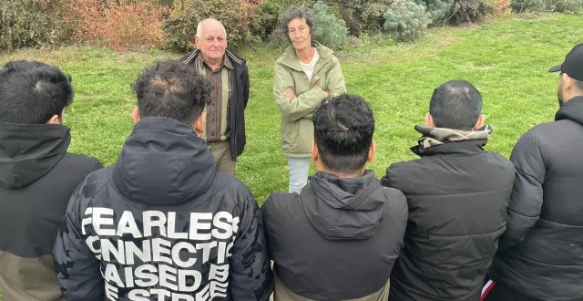 photo  bertrand even et catherine jacquemin, deux bénévoles de l’association migrant’espoir segréen (ames), apportent leur soutien aux cinq afghans décriés dans une vidéo publiée sur les réseaux sociaux.  &copy;  ouest-france 