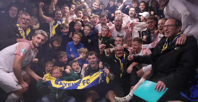 photo  la joie des joueurs du bayeux fc, le 25 octobre 2025, après sa victoire face au havre-caucriauville, synonyme de qualification pour le 7e tour de la coupe de france.  &copy;  marc olejnik 