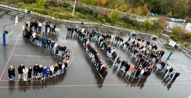 photo  ensemble, les élèves ont dit stop au harcèlement.   &copy;  le maine libre 