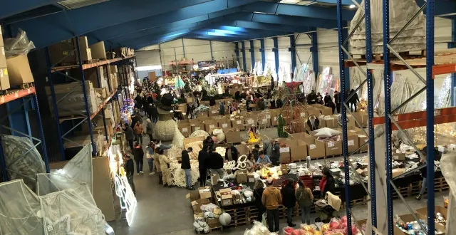 photo  les amateurs de décorations de noël ont le choix parmi 10 000 produits de décors lumineux et 500 produits en 2d et 3d avec le déstockage annuel de leblanc illuminations, au mans.  &copy;  ouest-france 