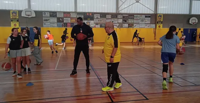 photo  passion et émotions pour les jeunes basketteurs du bcf face aux pros du msb.  &copy;  le maine libre 