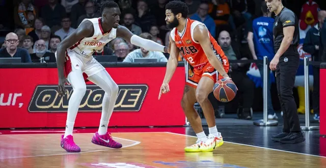 photo  trevor hudgins, ici face à son ancien équipier abdoulaye ndoye, travaille énormément sur la communication, avec ses équipiers. ce qui est une force, au mans.  &copy;  dominique breugnot/ouest-france 