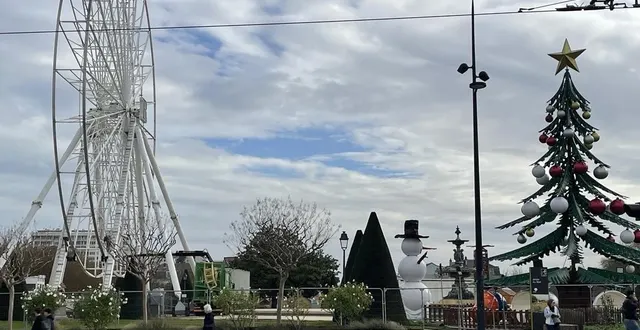 photo  face à l’hôtel de ville, le jardin du mail accueille désormais la grande roue et un sapin géant.  &copy;  ouest-france 