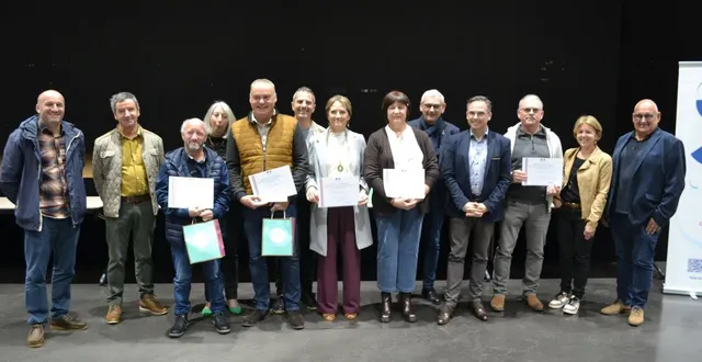 photo  les agents de la collectivité qui ont été mis à l’honneur en compagnie des élus de la ville et de la communauté de communes.  &copy;  le maine libre 