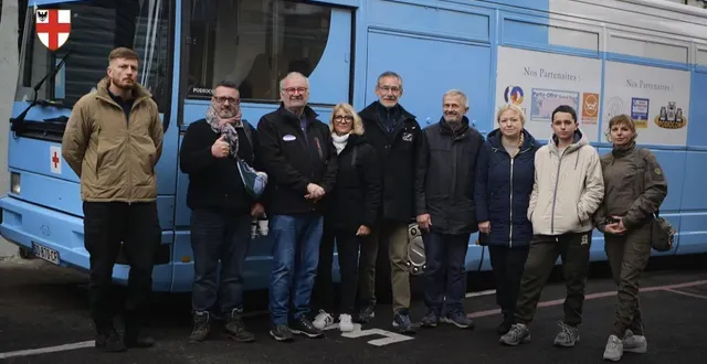photo  remise officielle du bus médical à l’hôpital de tchernihiv (ukraine) : l’équipe franco-ukrainienne devant le bus-bloc opératoire mobile tchernihiv, octobre 2025. de gauche à droite, viktor pysanko (directeur de l’hôpital), rodolphe, francis, nicole, raphaël, tony ksenia, matisse et lila.  &copy;  photo : dr 