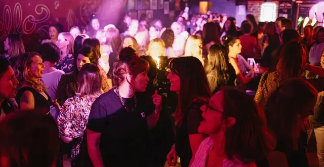 photo  plus de 170 femmes étaient venues se déhancher lors de l’édition caennaise de maman sort danser en septembre 2025.  &copy;  archives ouest-france 