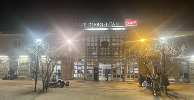 photo  un train est immobilisé après un accident de personne survenu entre argentan et surdon.  &copy;  ouest-france 