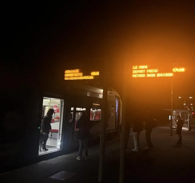 photo ce train, en direction de granville, devait quitter surdon à 18 h 16. il était toujours en gare aux alentours de 20 h 30.  ©  ouest-france